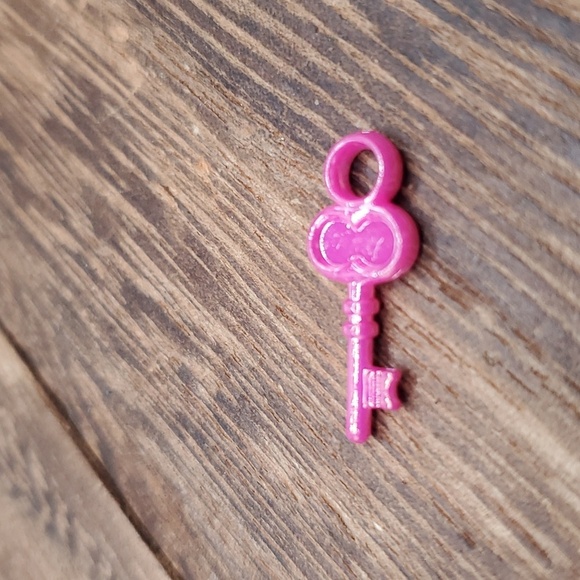 Barbie pink keys to the dream house charm pendant - Picture 2 of 2